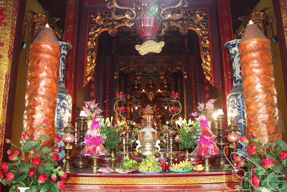 Chùa Quán Sứ Hà Nội thờ Tam Thế Phật, Phật A Di Đà, Quan Thế Âm Bồ Tát, Đại Thế Chí và Thiền sư Nguyễn Minh Không 